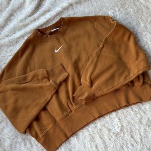 Nike women medium mustard yellow cropped Crewneck Sweatshirt